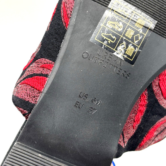 NEW Urban Outfitters Metallic Kiss Lip Print Embroidered Open Back Flats Size 6M - Picture 14 of 16